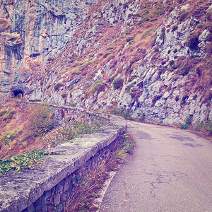 西班牙坎塔布里安山的风状石路隧道Instagram效应图片