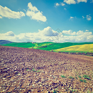 农场周围环绕着托斯卡纳的挤压草地Instagram效应图片