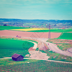 瑞士阿尔卑斯山隆上的绿地Instagram效应图片
