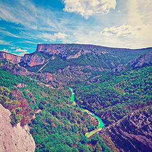 法国阿尔卑斯山峡谷底的河Instagram效应图片