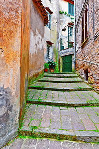 意大利普罗塞诺市与旧楼的狭窄巷道图片