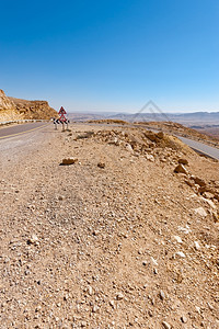 偏斜道路和沙漠图片