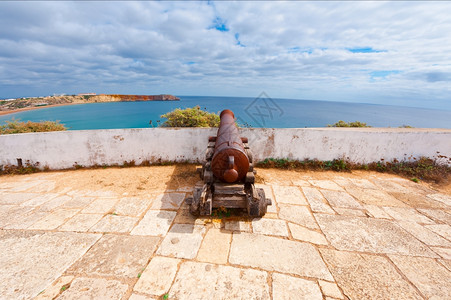 守卫葡萄牙堡垒的大炮背景图片