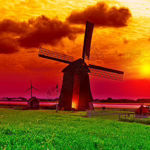 在日落Instagram效应的老荷兰风车图片