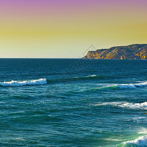 葡萄牙日落时大西洋落基海岸图片