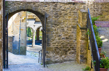 中世纪意大利城市佛罗伦萨卡斯蒂格利翁的瓦萨里凉廊卡斯蒂格利翁佛罗伦萨最初是一个伊特鲁里亚人的定居点后来是一个古老的中世纪村庄图片