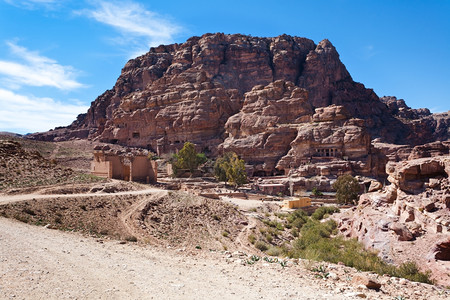 约旦佩特拉杜沙和未完成墓穴寺庙风景图片