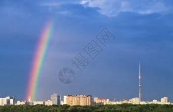 城市的风景下有彩虹蓝天图片