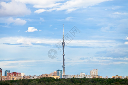 蓝色秋天空住宅区下有白云图片