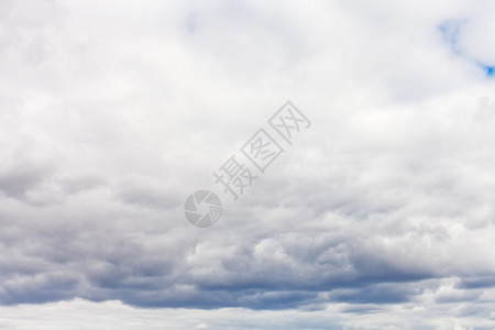 春空中的灰色雨云图片