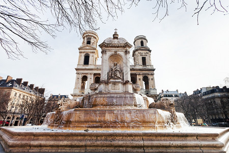 法国巴黎圣苏尔普斯Fontin和教堂前方视图图片