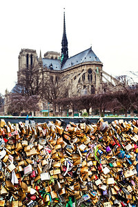 巴黎法国三月6日2013年月6日在巴黎佩戴爱情锁的阿切韦港PontdelArcheveche是巴黎最狭窄的桥梁建于182年图片