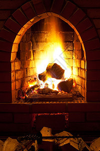夜间壁炉的火焰燃烧图片