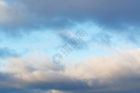 蓝午天空寒冷的冬云图片