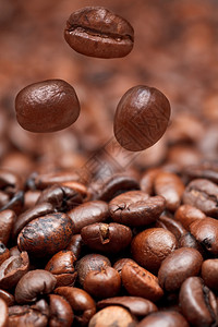 深咖啡豆背景有重点地图片