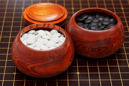 白色石头木碗中的黑白双圆石背景