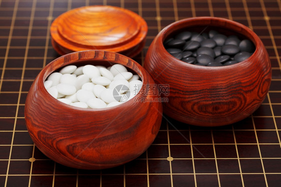 木碗中的黑白双圆石图片