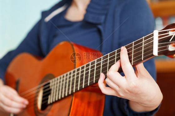 女孩演奏古典音乐吉他关闭图片