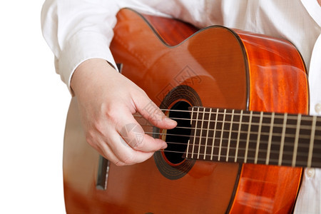 男人在典型的音响吉他上演奏关闭隔离在白色背景上图片