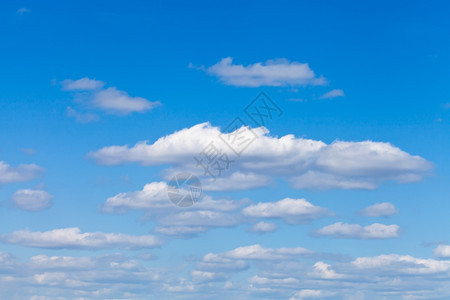 5月在蓝色天空中飘的白云图片