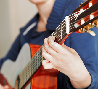 女人在现代音响吉他上演奏图片