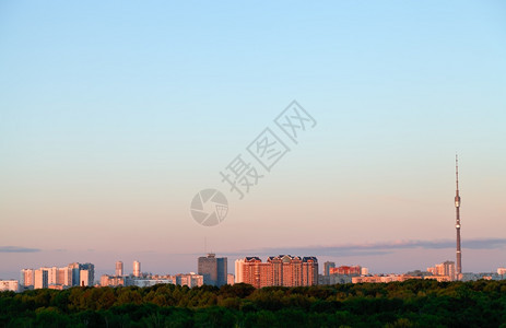 蓝天的粉色日落城市住宅和电视塔上春天的图片