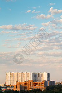 粉色夏日落时蓝色天空下被古老的城市房屋图片