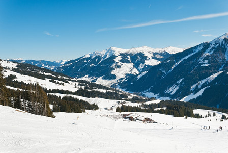 奥地利萨尔巴赫腹地勒姆地区滑雪区和下坡滑雪坡视图图片