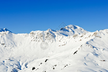 法国摩尔津阿沃里亚兹太阳港地区山雪坡上滑图片