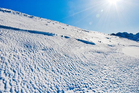 法国摩尔津阿沃里亚兹太阳港地区阿尔卑斯山上蓝色寒雪图片