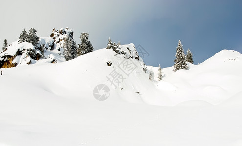 意大利多洛米蒂斯ValCoardana的雪地山坡图片