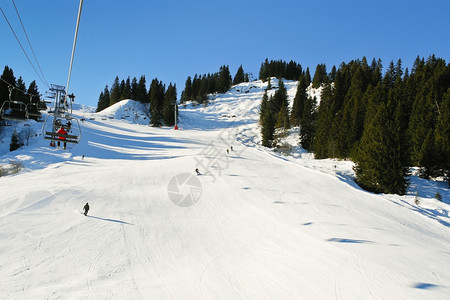 法国摩尔津阿沃里亚兹太阳港地区山雪坡上的滑和摩尔津阿沃里亚斯图片