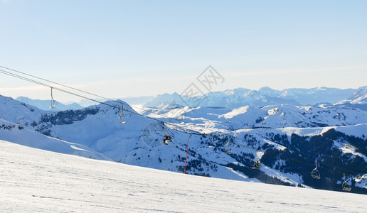 太阳港地区阿尔卑斯山的滑雪脚轨和电梯Evasion法国勃朗峰图片
