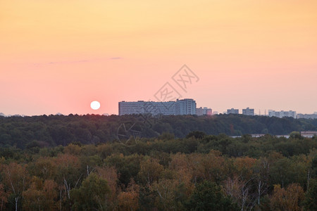 夏天清晨红日出房子和城市公园日出太阳升到上空图片