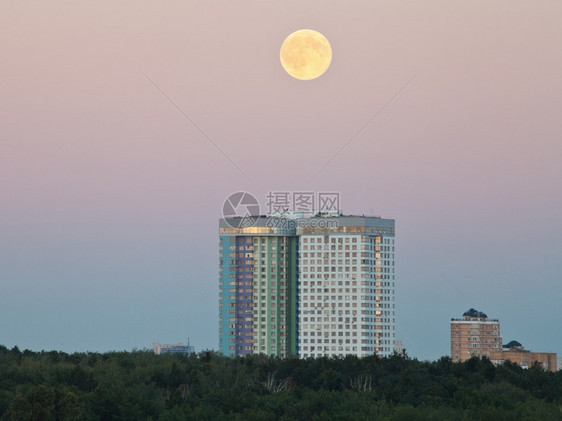 夜月满夏天空在城市住宅上图片
