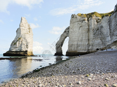 法国Eretratcotedalbatre的英语频道海滩上悬崖和拱门图片