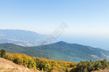 从AiPetri山流出克里米亚的黑海和南岸图片