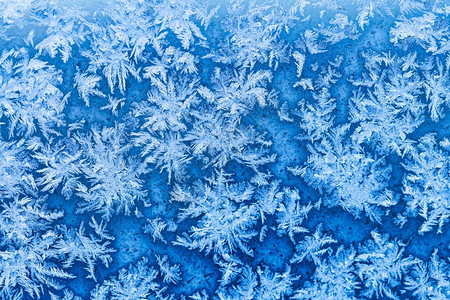 寒冷冬夜关上窗户的雪花和冻状背景图片