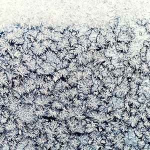 冬季背景冷冻窗面上的雪花和霜图片