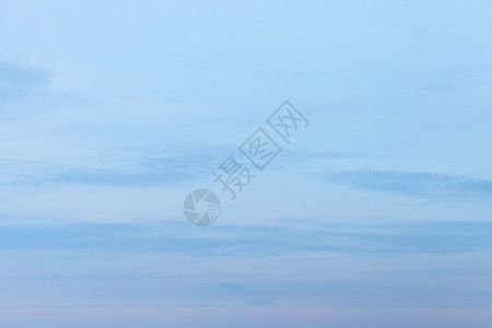 寒冬夜蓝天的黄云图片