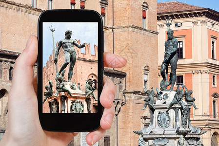 旅行概念在意大利波洛尼亚用移动小工具拍摄波洛尼亚奈子喷泉照片的游客图片