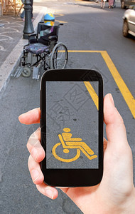 旅行概念游客拍摄残疾人停车空间和移动工具轮椅照片图片