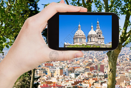 旅行概念游客拍摄西班牙加泰罗尼亚艺术博物馆和智能手机巴塞罗那天线图片