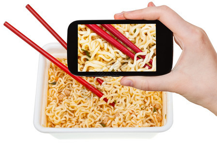照片拍摄食物概念观光者拍摄制作的智能手机即时拉面上的红筷子韩国图片