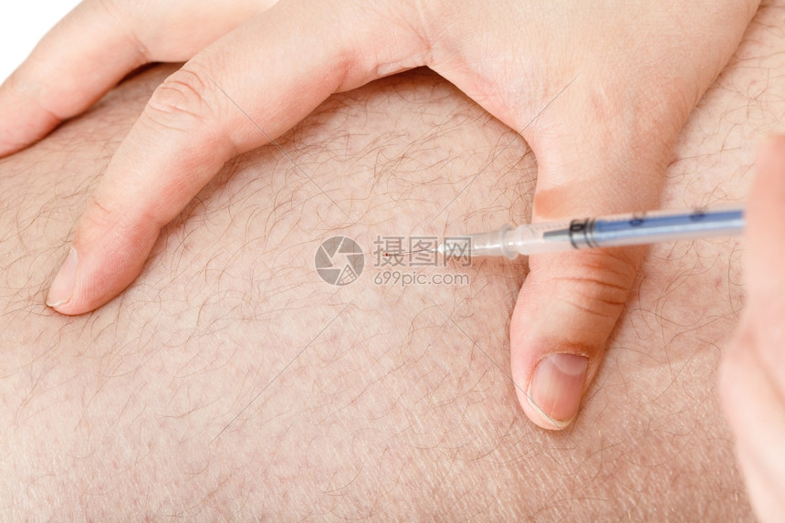 病人在大腿上注射糖尿病胰岛素