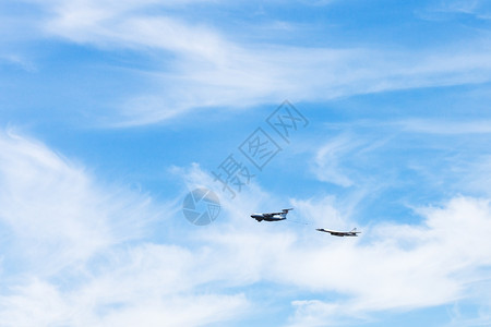 战斗机在空中飞行背景图片