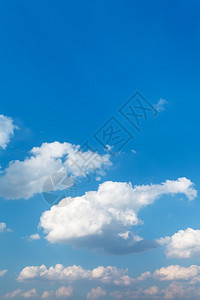 自然背景夏季蓝色下午天空中的白云图片