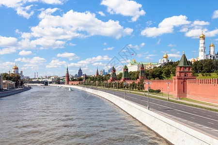 莫斯科天际克里姆林宫沿莫斯科河和克里姆林宫大教堂的堤岸图片