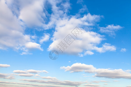 自然背景阳光明日秋天蓝空中的白星云图片