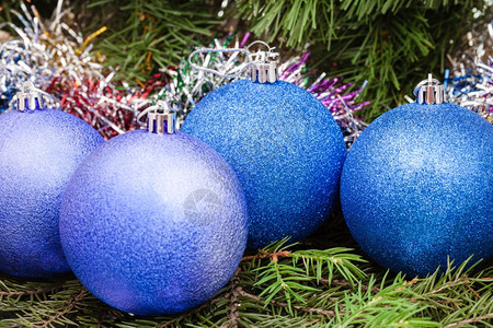圣诞静生命4个蓝色和紫的圣诞球紧地的图片